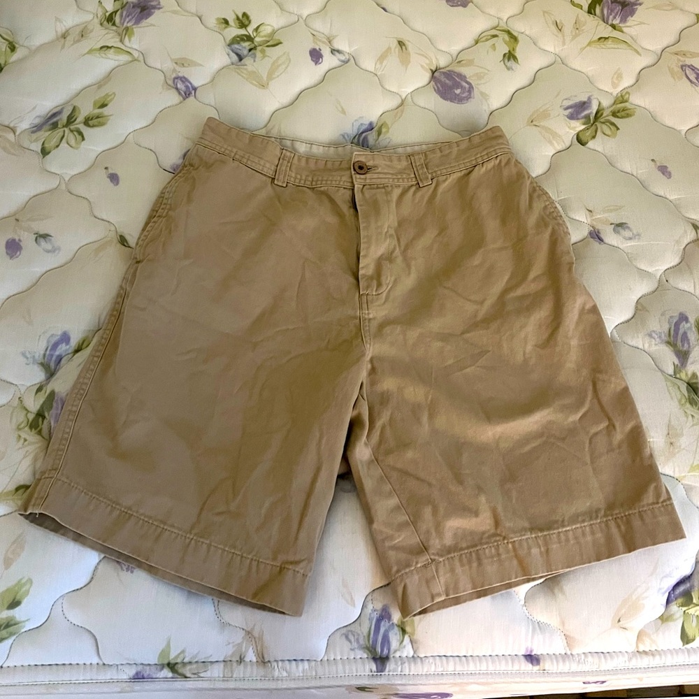Men’s khaki cargo shorts in size 34 by Caribbean Joe